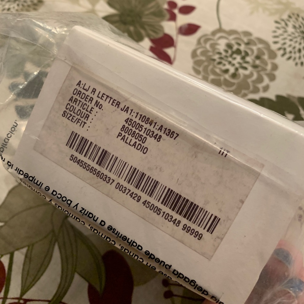 Authentic BURBERRY Silver "R" Key/Charm/pendant in box - Picture 9 of 9